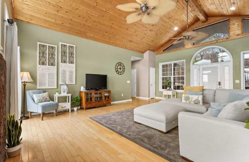 Kimberling City House | The Greenview Manor with Lake Views