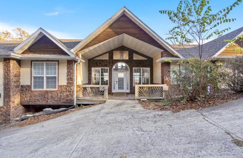Kimberling City House | The Greenview Manor with Lake Views
