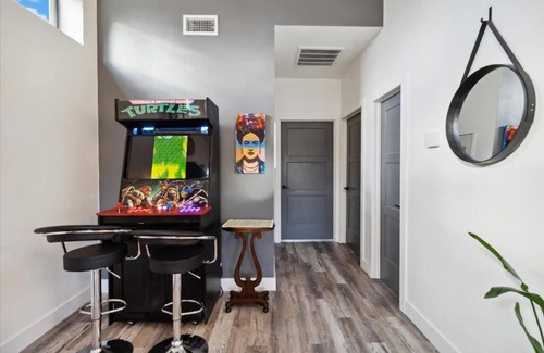 Encanto House | The Gregory: 2 Bed/1 Bath Guesthouse