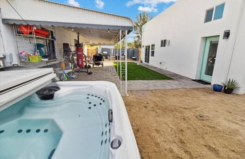 Encanto House | The Gregory: 2 Bed/1 Bath Guesthouse
