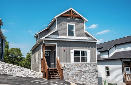 Indian Point House | The Grey Wolf Lodge Branson