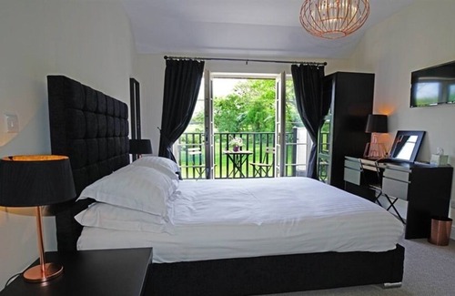 Edenbridge Bed & Breakfast | The Greyhound Inn