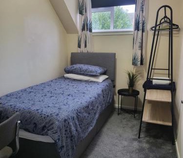 Wolverhampton House | The Grove- 3 Bed Detatched House Wolverhampton- Families and Contractors- Near Town Centre and Molineux Stadium