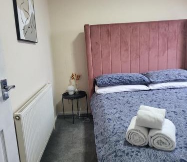Wolverhampton House | The Grove- 3 Bed Detatched House Wolverhampton- Families and Contractors- Near Town Centre and Molineux Stadium