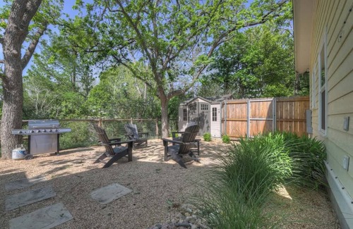 Fredericksburg Cottage | The Grove B Stylish Cottage - Walk to Main
