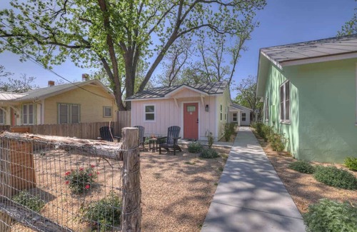 Fredericksburg Cottage | The Grove B Stylish Cottage - Walk to Main