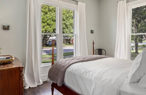 Springdale Cottage | The Grove Cottage - Downtown Springdale