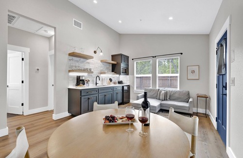 Fredericksburg Cottage | The Grove E With Hot Tub & King Bed - 2 Blks to Main