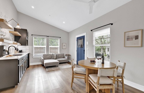 Fredericksburg Cottage | The Grove E With Hot Tub & King Bed - 2 Blks to Main