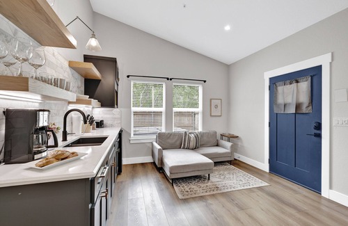 Fredericksburg Cottage | The Grove E With Hot Tub & King Bed - 2 Blks to Main