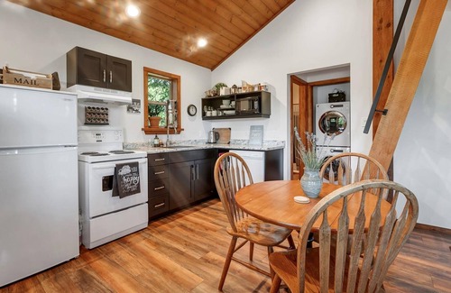 Campbell River House | The Grove Guest House~nNestled in a private and natural treed setting