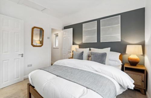 Guildford Apartment | The Guildford Manor - Free Parking - 6 Beds