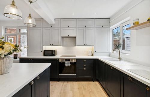 Guildford Apartment | The Guildford Manor - Free Parking - 6 Beds
