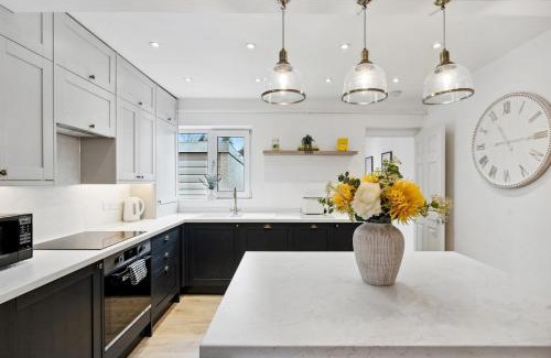 Guildford Apartment | The Guildford Manor - Free Parking - 6 Beds