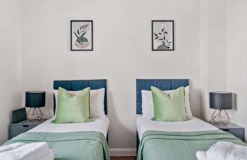 Gillingham Villa | The H&S House accommodation
