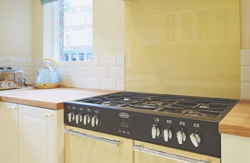 Elephant and Castle Apartment | The Hampton Residence
