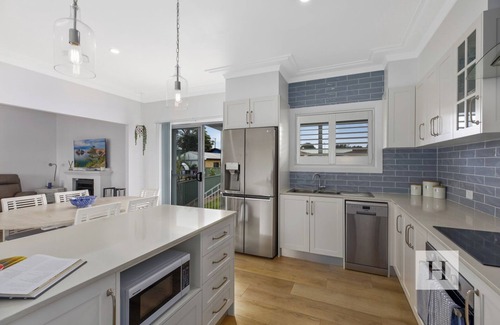 Mannering Park House | The Hamptons Lakehouse - 100m from boat ramp