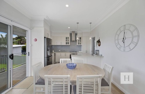 Mannering Park House | The Hamptons Lakehouse - 100m from boat ramp