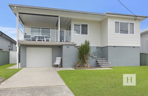 Mannering Park House | The Hamptons Lakehouse - 100m from boat ramp