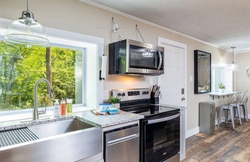 Walland Cabin | The HANGAR - Tiny Home Adventure, Sleeps up to 5, 2 bdrms, Convenient