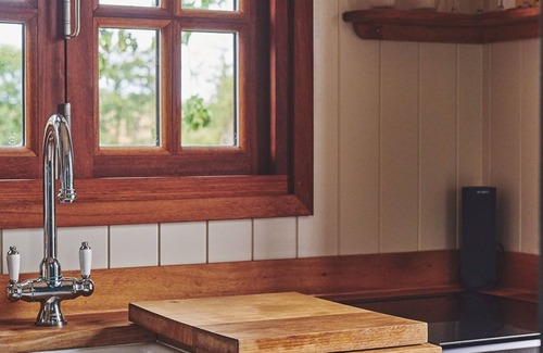 Shrawley Apartment | The Hangout Hut - Luxury Cottages