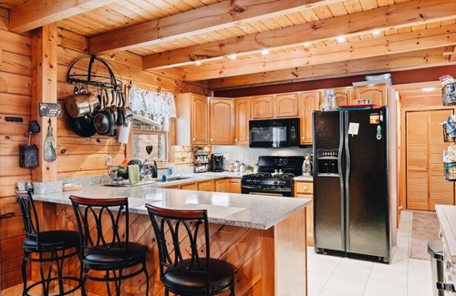 Warren Cabin | The Hansberry Cabin - Forest Setting - Hiking & ATV Trails - Lake - Pond - River