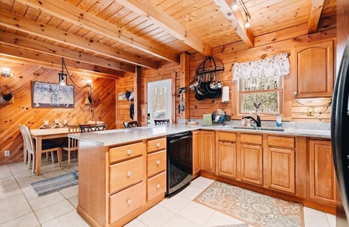 Warren Cabin | The Hansberry Cabin - Forest Setting - Hiking & ATV Trails - Lake - Pond - River