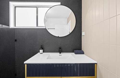 Silver Sands House | The HardyOne - Aldinga Beach - C21 SouthCoast Holidays