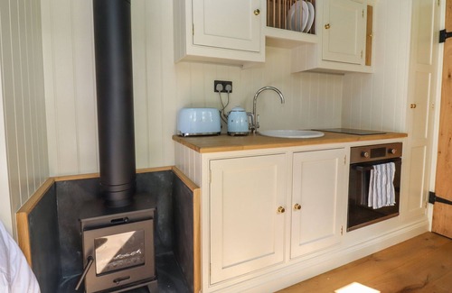 Whichford Cottage | THE HARES REST, romantic, with open fire in Brailes