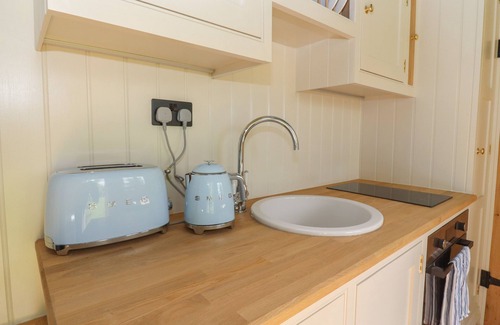 Whichford Cottage | THE HARES REST, romantic, with open fire in Brailes