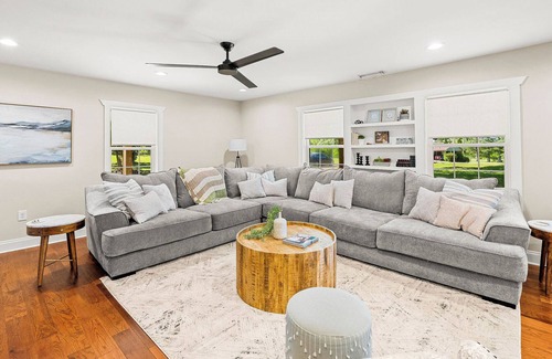 Hartwell House | The Hartwell Haven! Enjoy the hot tub, fire pit, & less than 5miles from Marina!