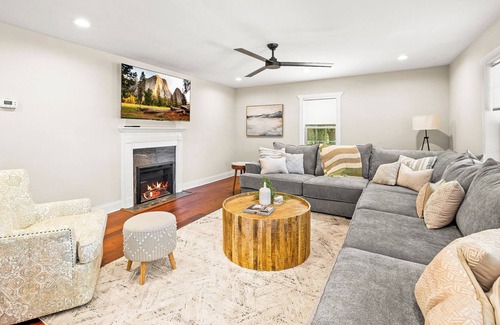 Hartwell House | The Hartwell Haven! Enjoy the hot tub, fire pit, & less than 5miles from Marina!