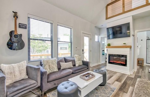 Waynesville House | The Haven @ Water 65 - Tiny Home walk to Downtown