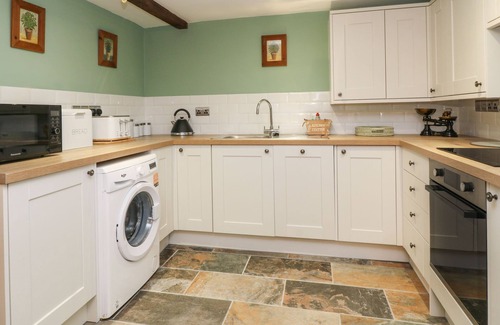 South Molton House | THE HAWTHORNS, pet friendly, with hot tub in North Molton