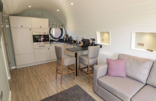 Cowbridge Cottage | THE HAZEL POD, character holiday cottage, with a garden in Cowbridge