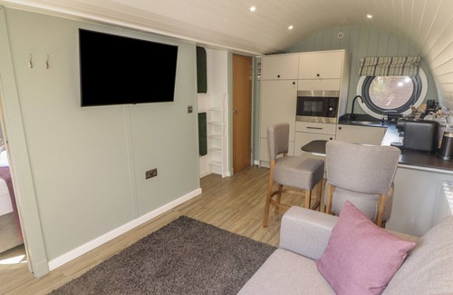 Cowbridge Cottage | THE HAZEL POD, character holiday cottage, with a garden in Cowbridge