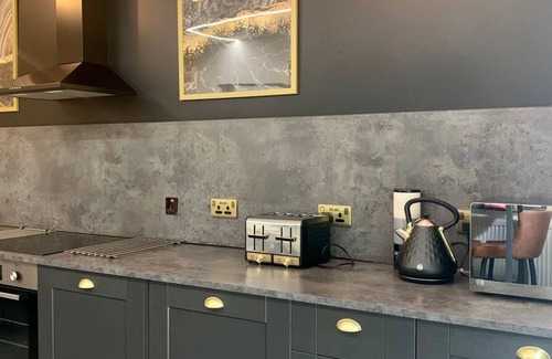 Headingley Apartment | The Headingley House Leeds - Hot Tub - Sleeps Up to 12