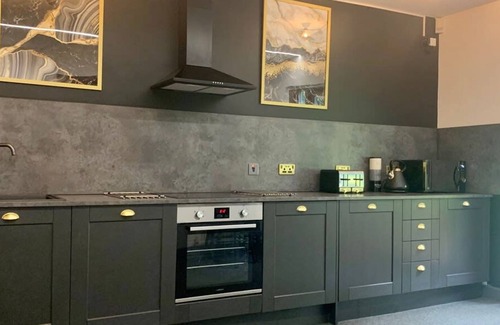 Headingley Apartment | The Headingley House Leeds - Hot Tub - Sleeps Up to 12