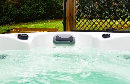 Headingley Apartment | The Headingley House Leeds - Hot Tub - Sleeps Up to 12