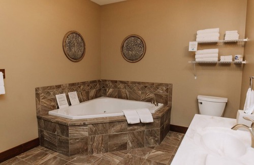 Dundee Cabin | The Heartland Suite: Luxury, Lodge Suite in Amish Country, Ohio