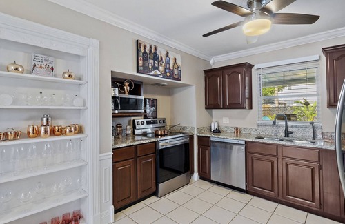 Disston Heights House | The Heaven - Pet Friendly w/BBQ, Pool & Tiki Bar