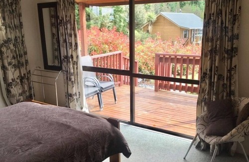 Hanmer Springs House | The Heights a relaxing retreat with a Hot tub and views