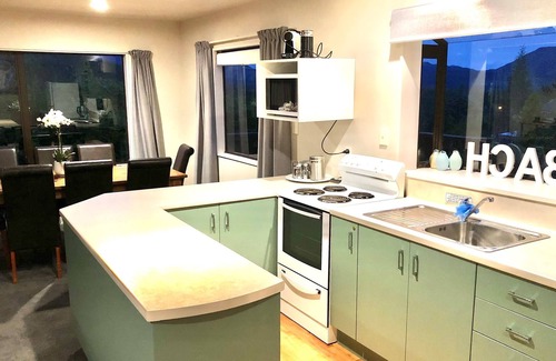 Hanmer Springs House | The Heights a relaxing retreat with a Hot tub and views