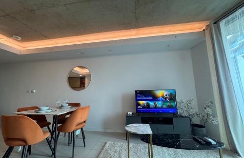 Docklands Apartment | The Heights at Riverline O2 View & AC