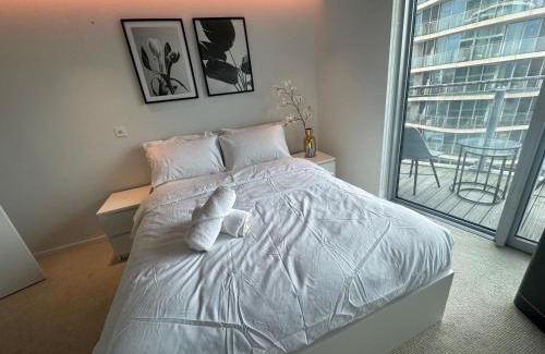 Docklands Apartment | The Heights at Riverline O2 View & AC