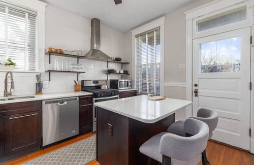 Tower Grove South House | The Heights Hideaway a Stylish & Spacious Retreat