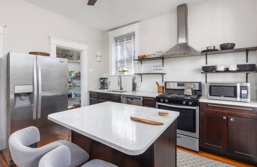 Tower Grove South House | The Heights Hideaway a Stylish & Spacious Retreat