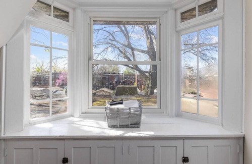 Tower Grove South House | The Heights Hideaway a Stylish & Spacious Retreat