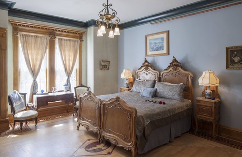 West Main HIll Bed & Breakfast | The Henderson Castle Inn