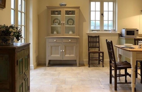 Tetbury Cottage | THE HENHOUSE, pet friendly, character holiday cottage in Tetbury